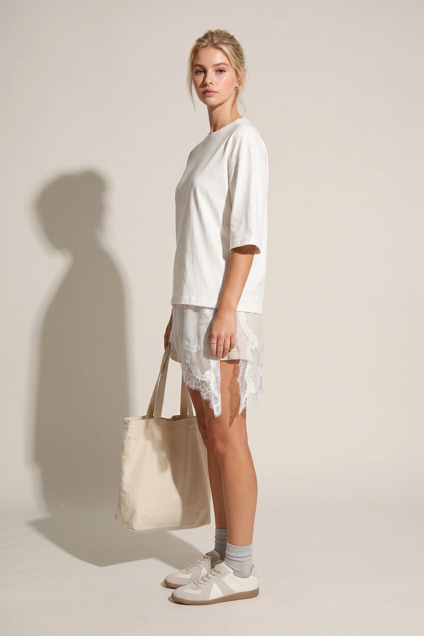Oversized asymmetrisches T-Shirt mit Spitze