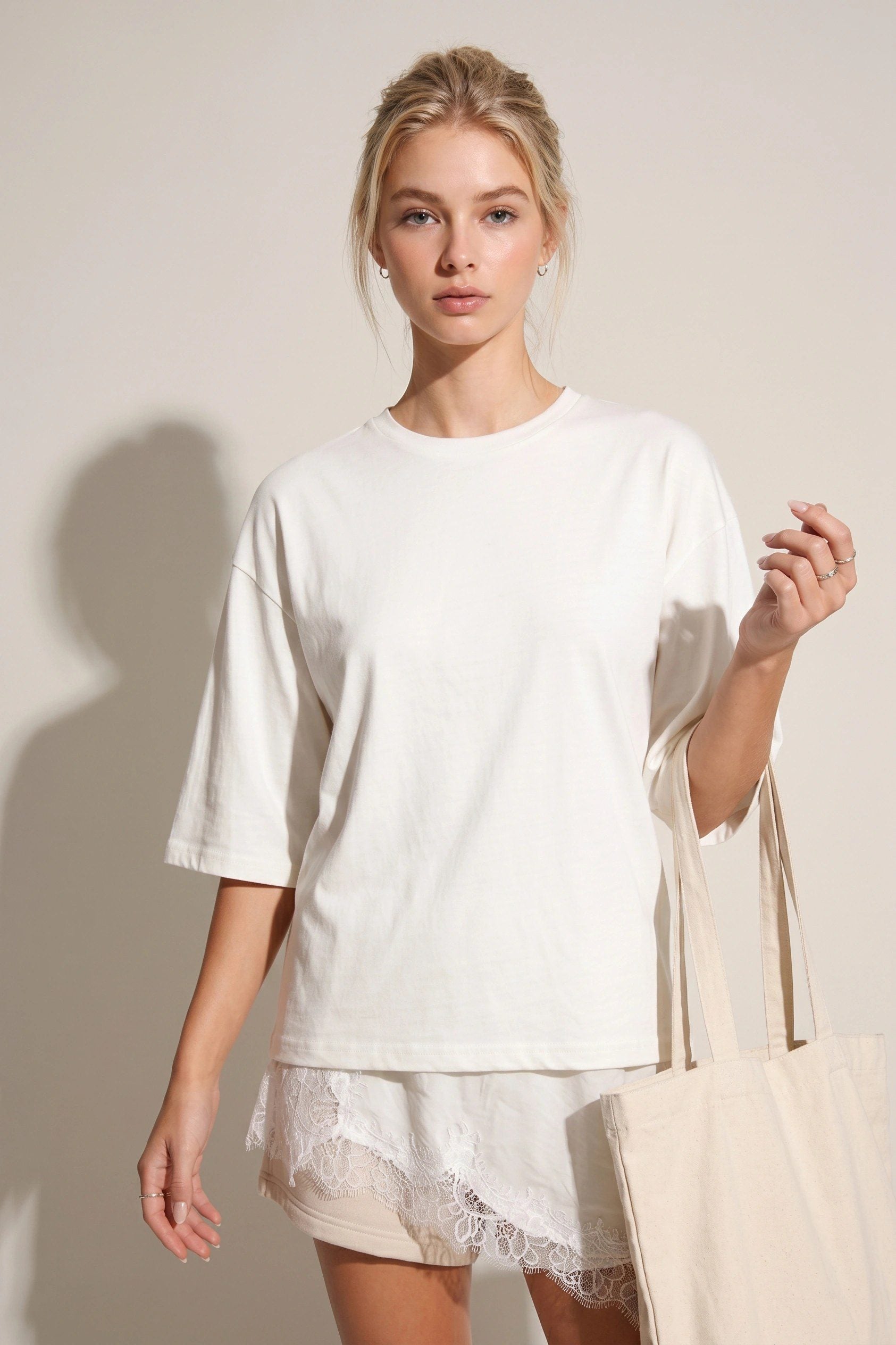 Oversized asymmetrisches T-Shirt mit Spitze