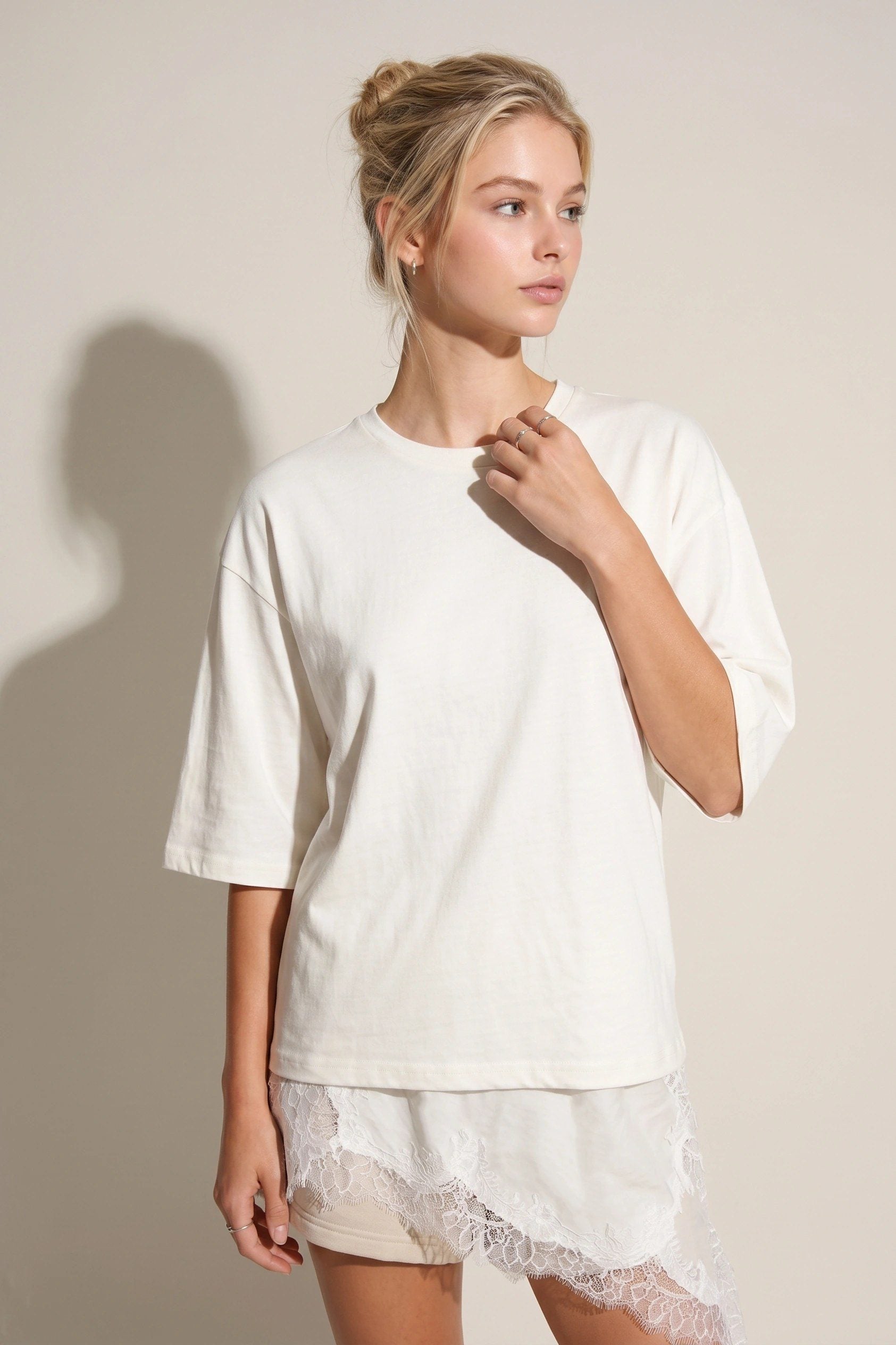 Oversized asymmetrisches T-Shirt mit Spitze