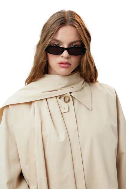 Oversized schwarzer Trenchcoat mit Detail