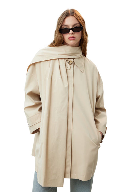 Oversized schwarzer Trenchcoat mit Detail