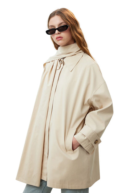 Oversized schwarzer Trenchcoat mit Detail