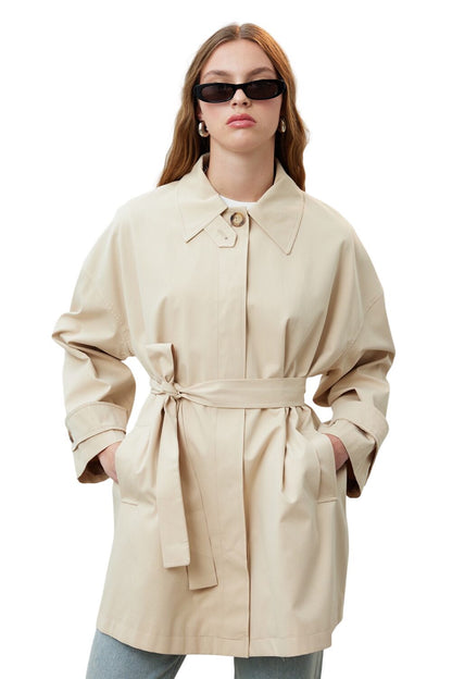 Oversized schwarzer Trenchcoat mit Detail