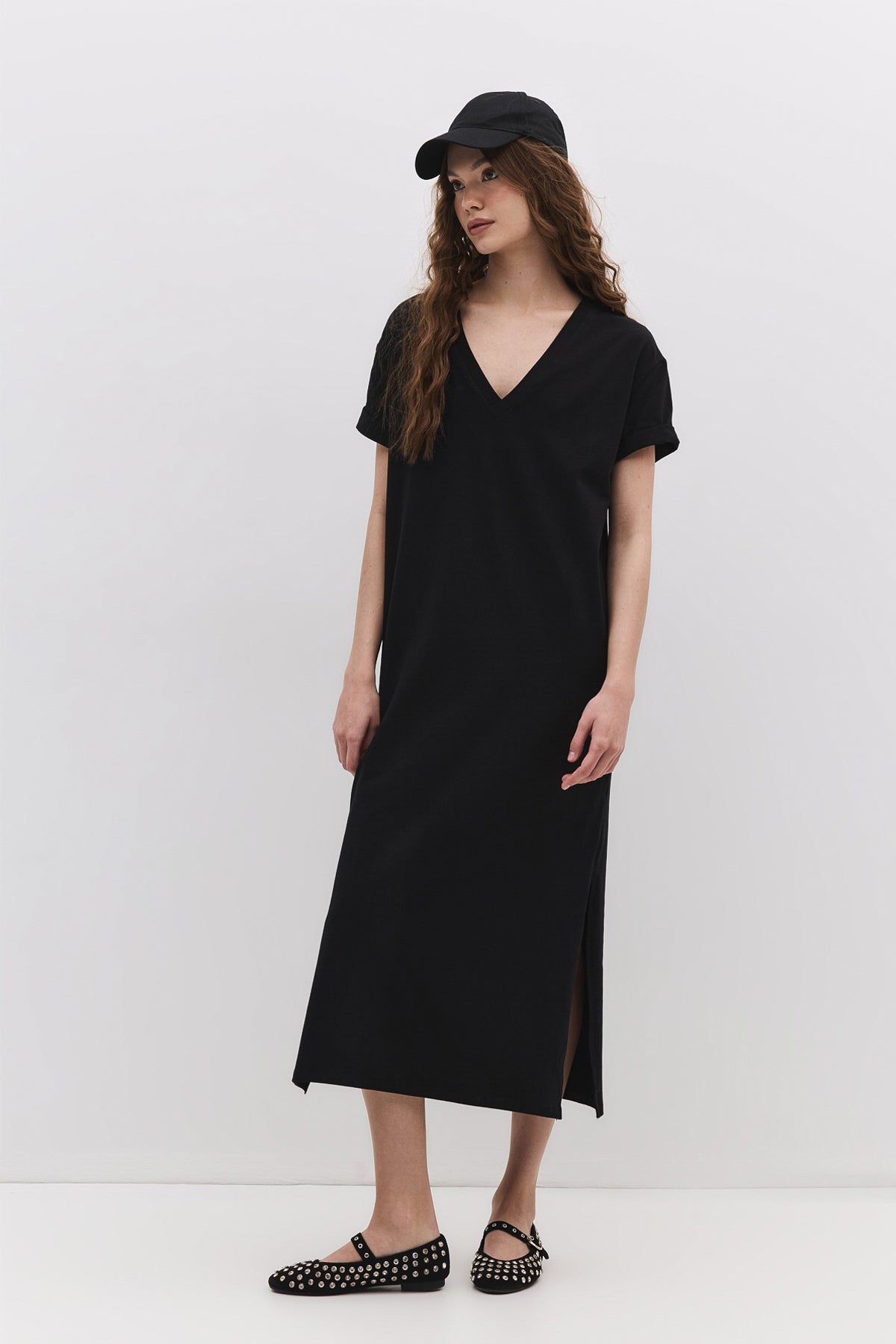 Basic-Kleid aus Baumwolle mit V-Ausschnitt und Schlitz