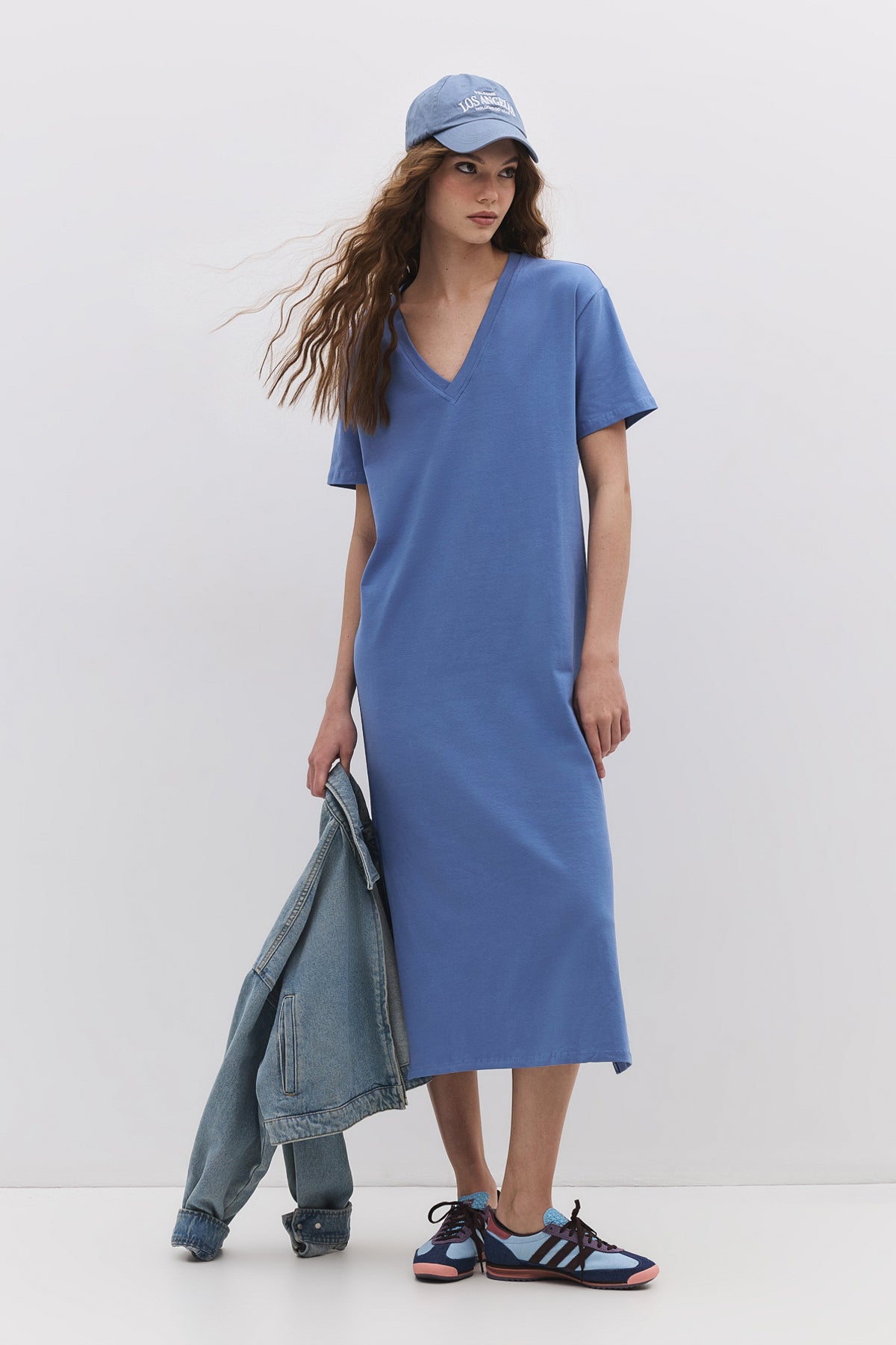 Basic-Kleid aus Baumwolle mit V-Ausschnitt und Schlitz