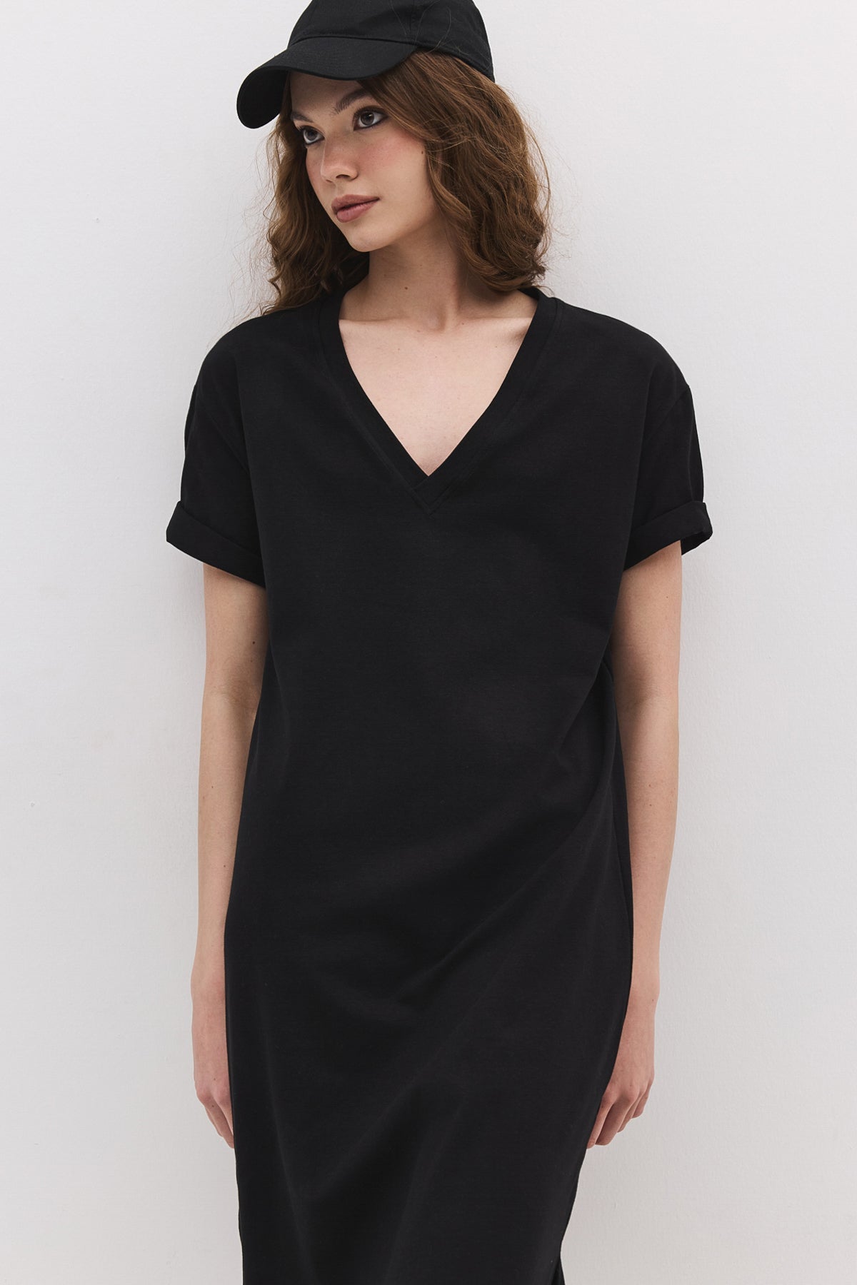 Basic-Kleid aus Baumwolle mit V-Ausschnitt und Schlitz