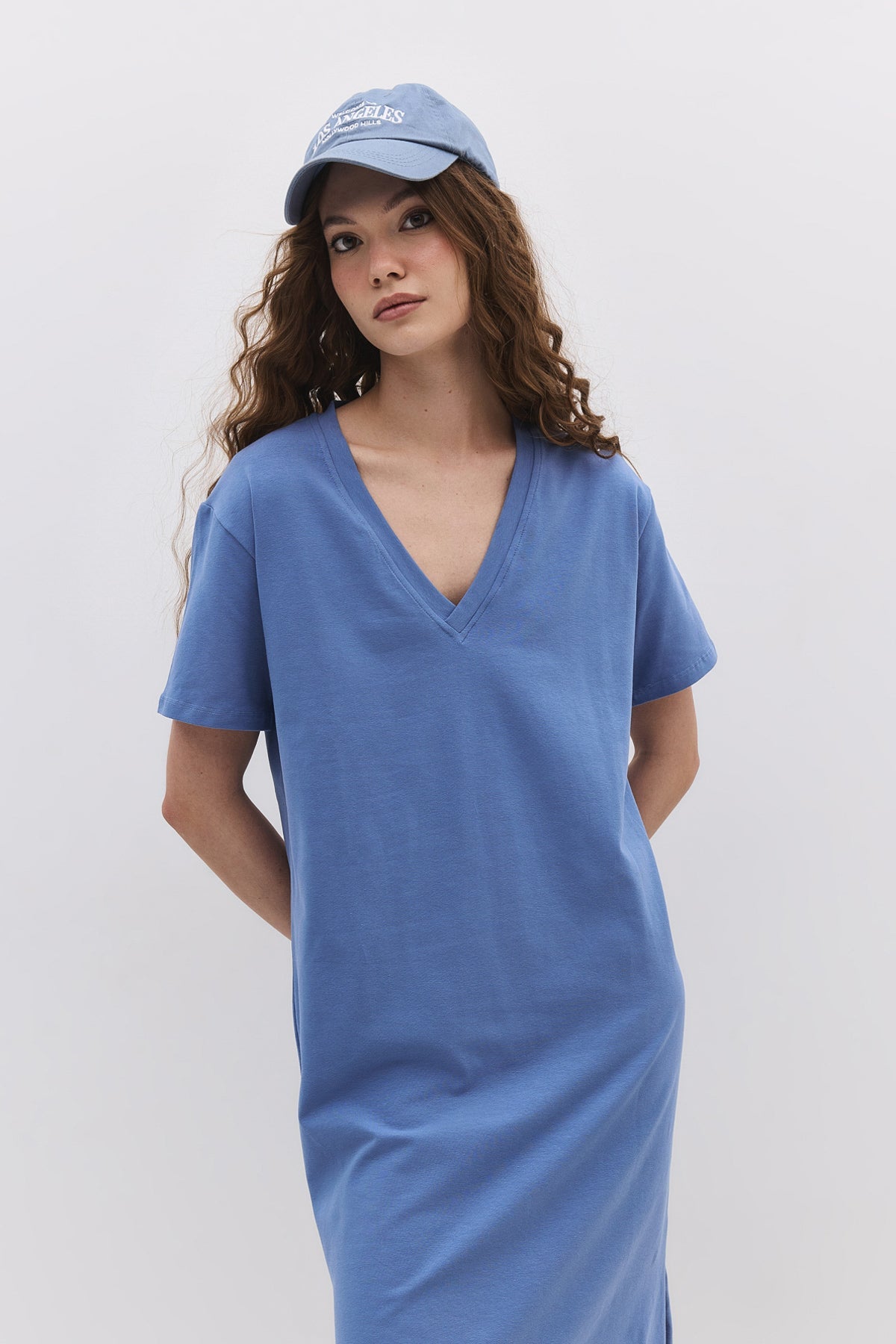 Basic-Kleid aus Baumwolle mit V-Ausschnitt und Schlitz