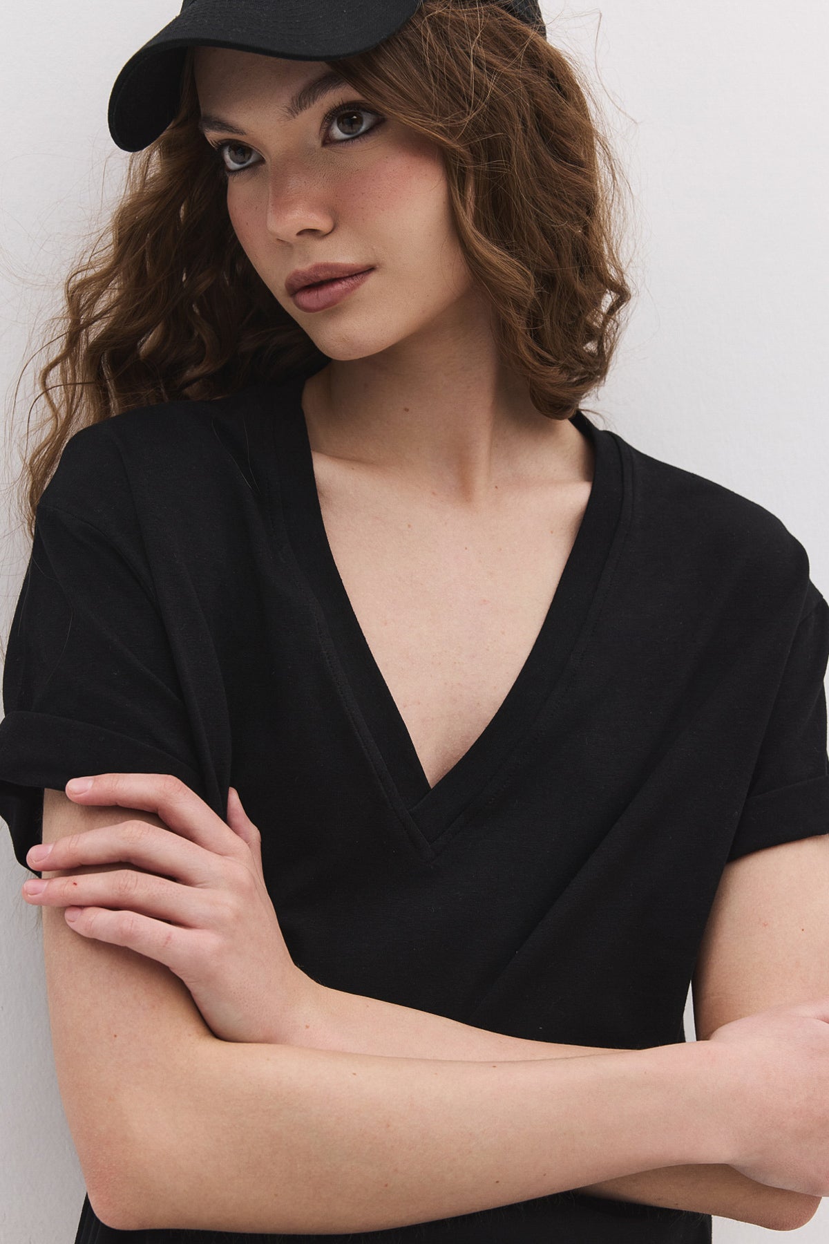 Basic-Kleid aus Baumwolle mit V-Ausschnitt und Schlitz
