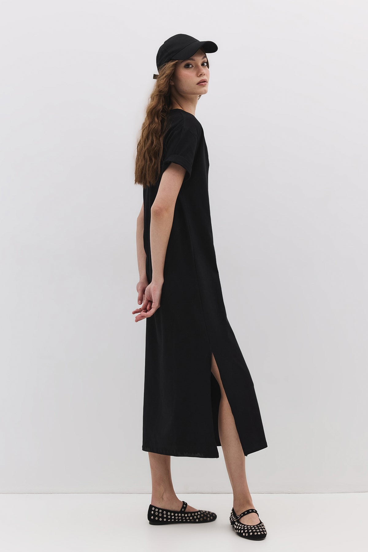 Basic-Kleid aus Baumwolle mit V-Ausschnitt und Schlitz