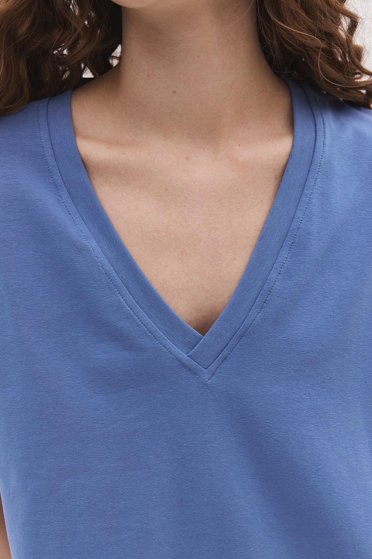 Basic-Kleid aus Baumwolle mit V-Ausschnitt und Schlitz