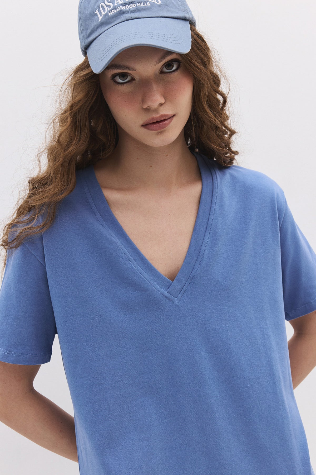 Basic-Kleid aus Baumwolle mit V-Ausschnitt und Schlitz