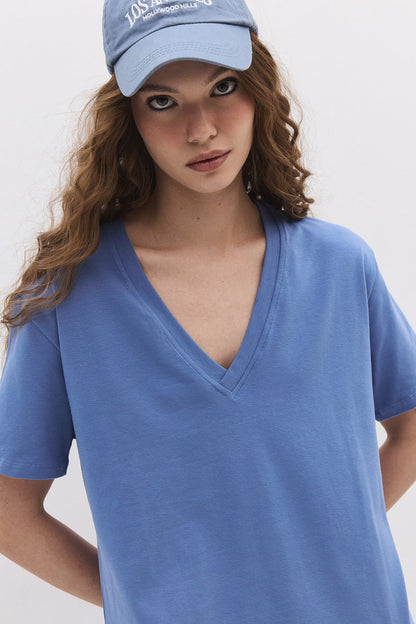 Basic-Kleid aus Baumwolle mit V-Ausschnitt und Schlitz