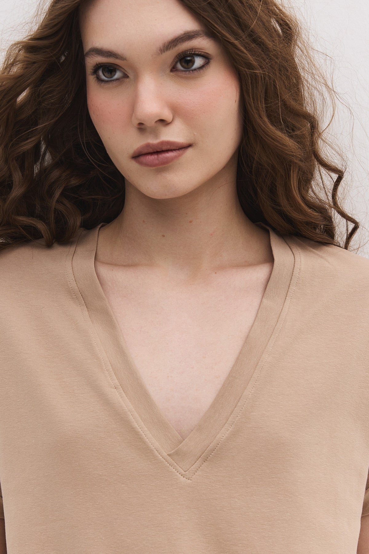 Basic-Kleid aus Baumwolle mit V-Ausschnitt und Schlitz