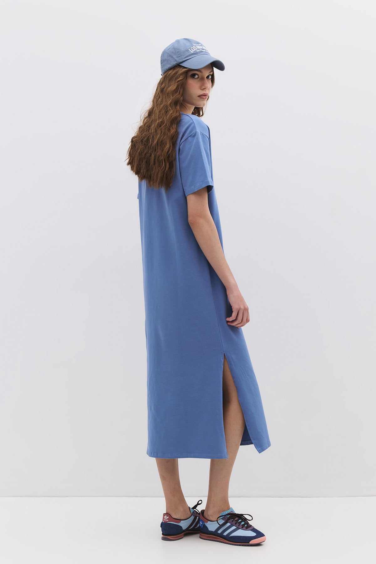 Basic-Kleid aus Baumwolle mit V-Ausschnitt und Schlitz