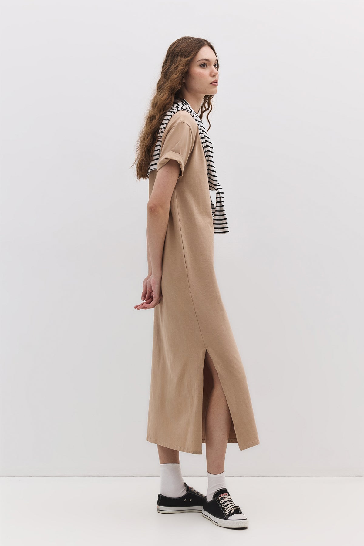 Basic-Kleid aus Baumwolle mit V-Ausschnitt und Schlitz