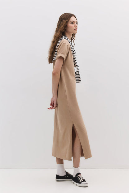 Basic-Kleid aus Baumwolle mit V-Ausschnitt und Schlitz