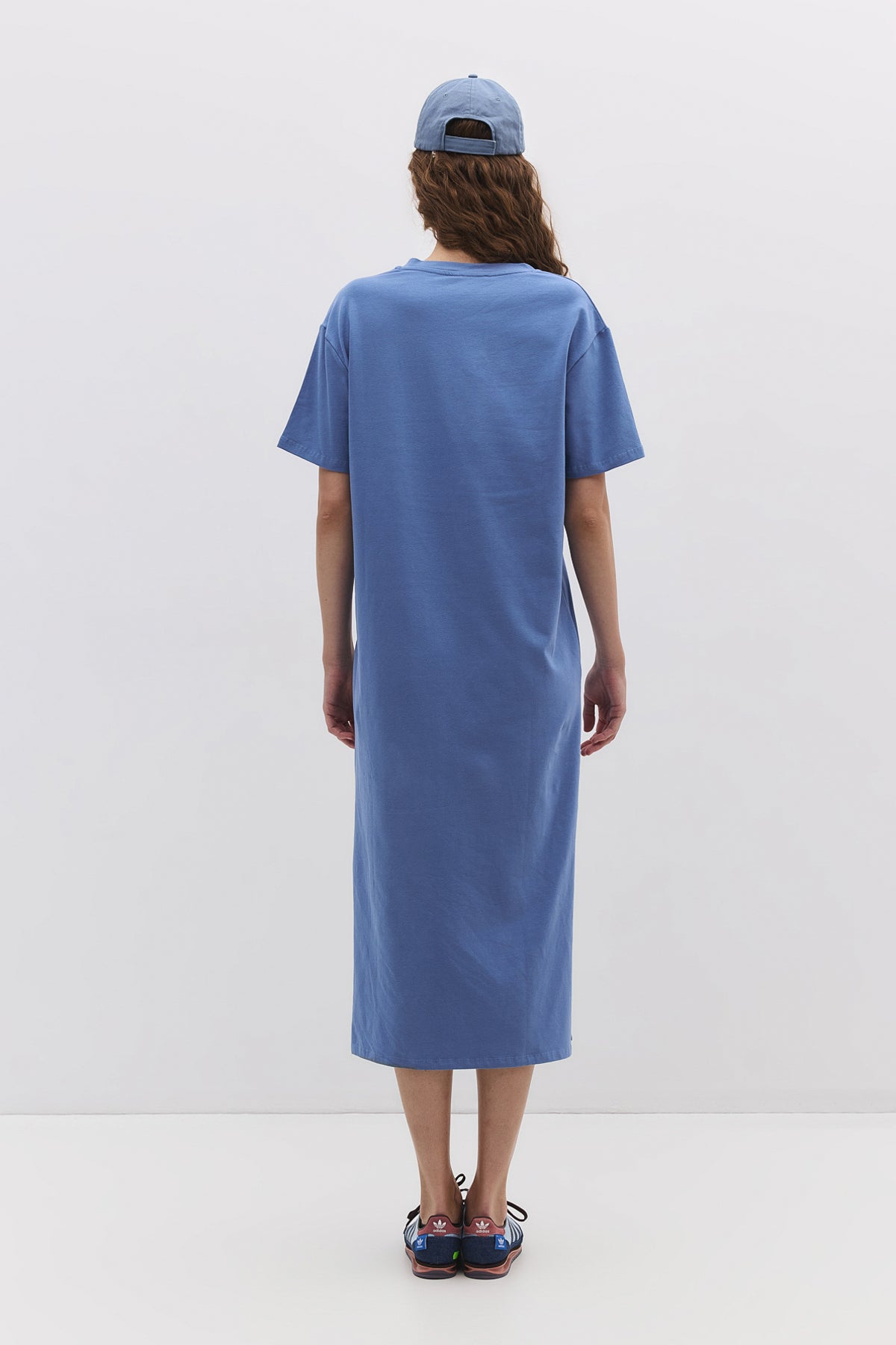 Basic-Kleid aus Baumwolle mit V-Ausschnitt und Schlitz