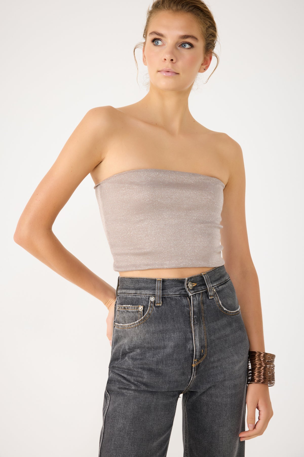 Glänzendes, trägerloses Crop-Top aus Stoff