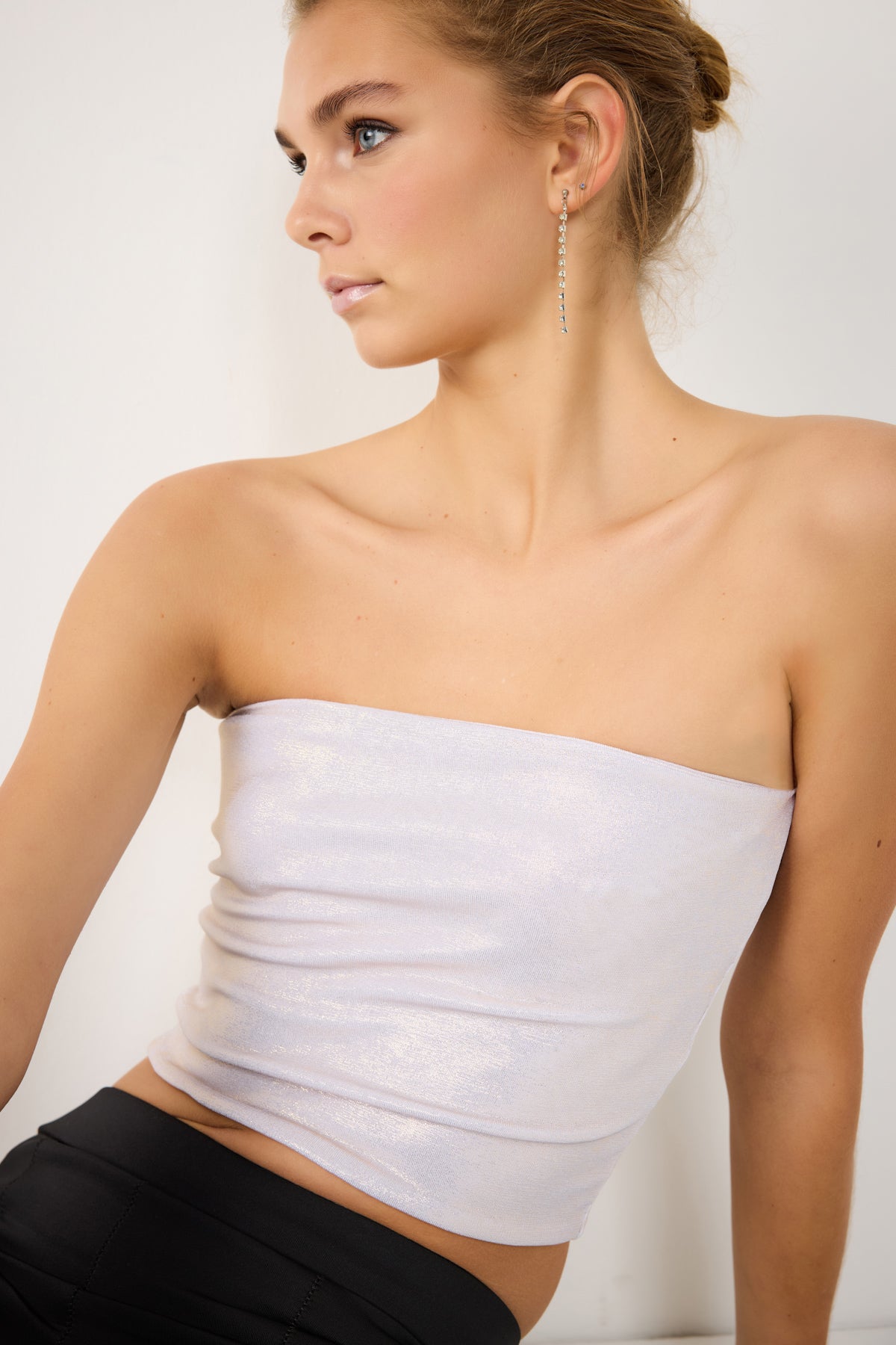 Glänzendes, trägerloses Crop-Top aus Stoff