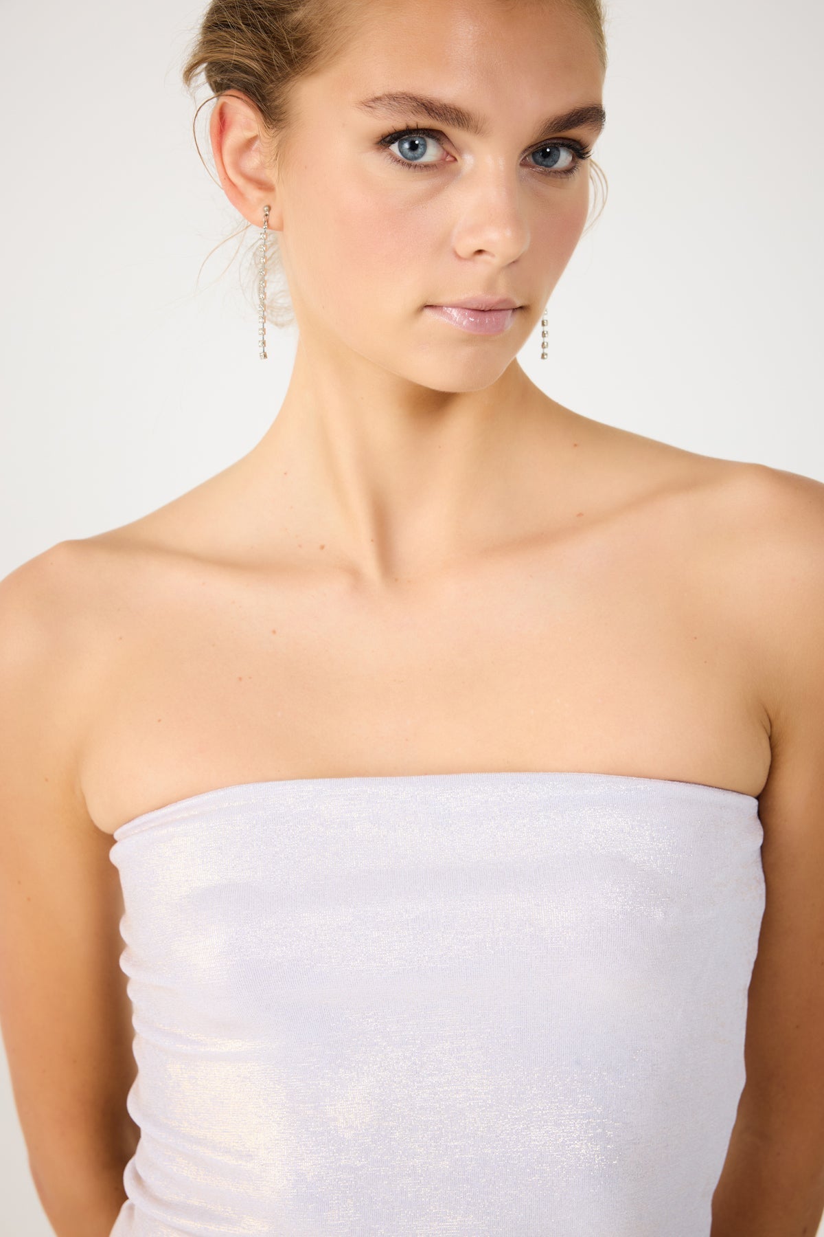 Glänzendes, trägerloses Crop-Top aus Stoff