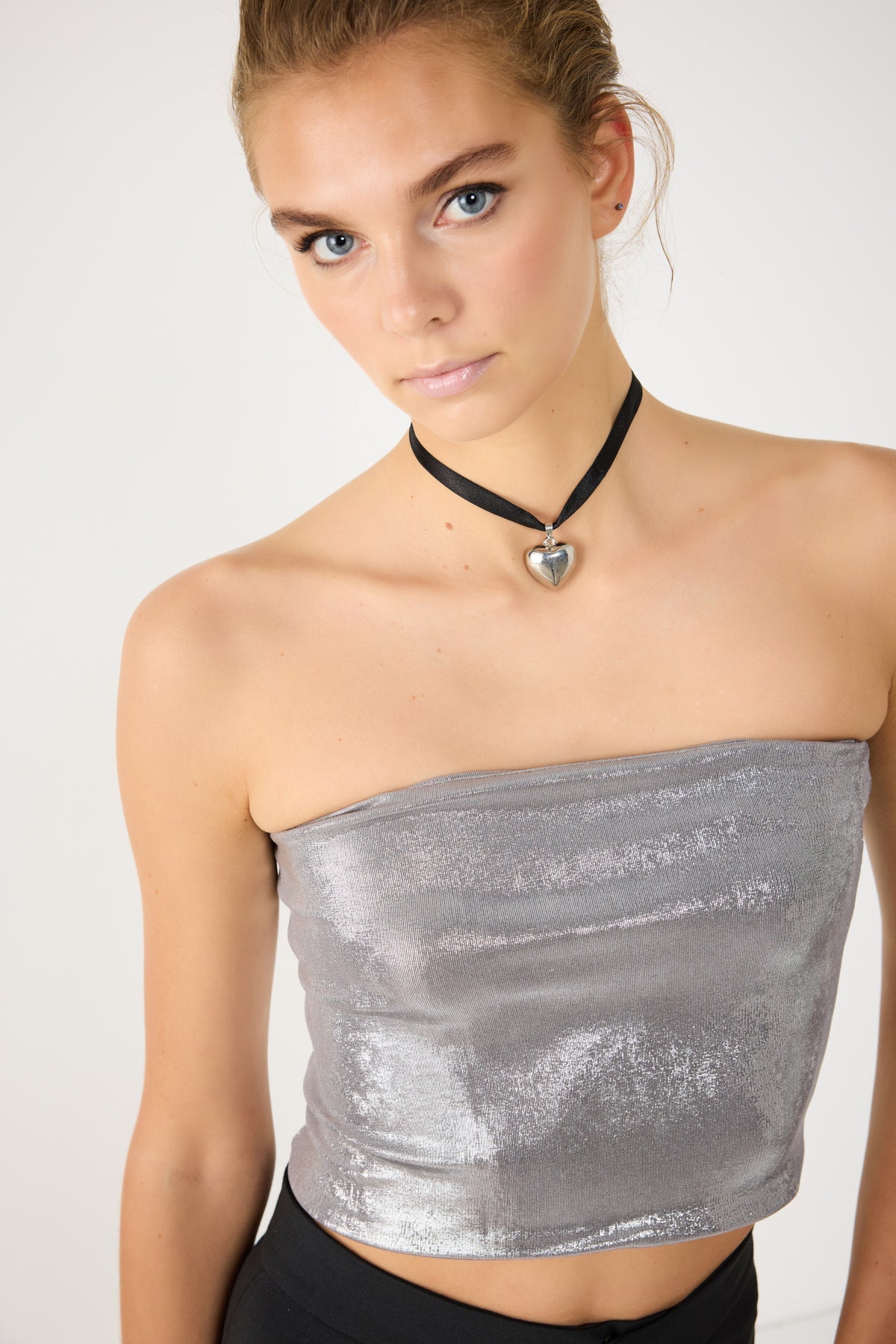 Glänzendes, trägerloses Crop-Top aus Stoff