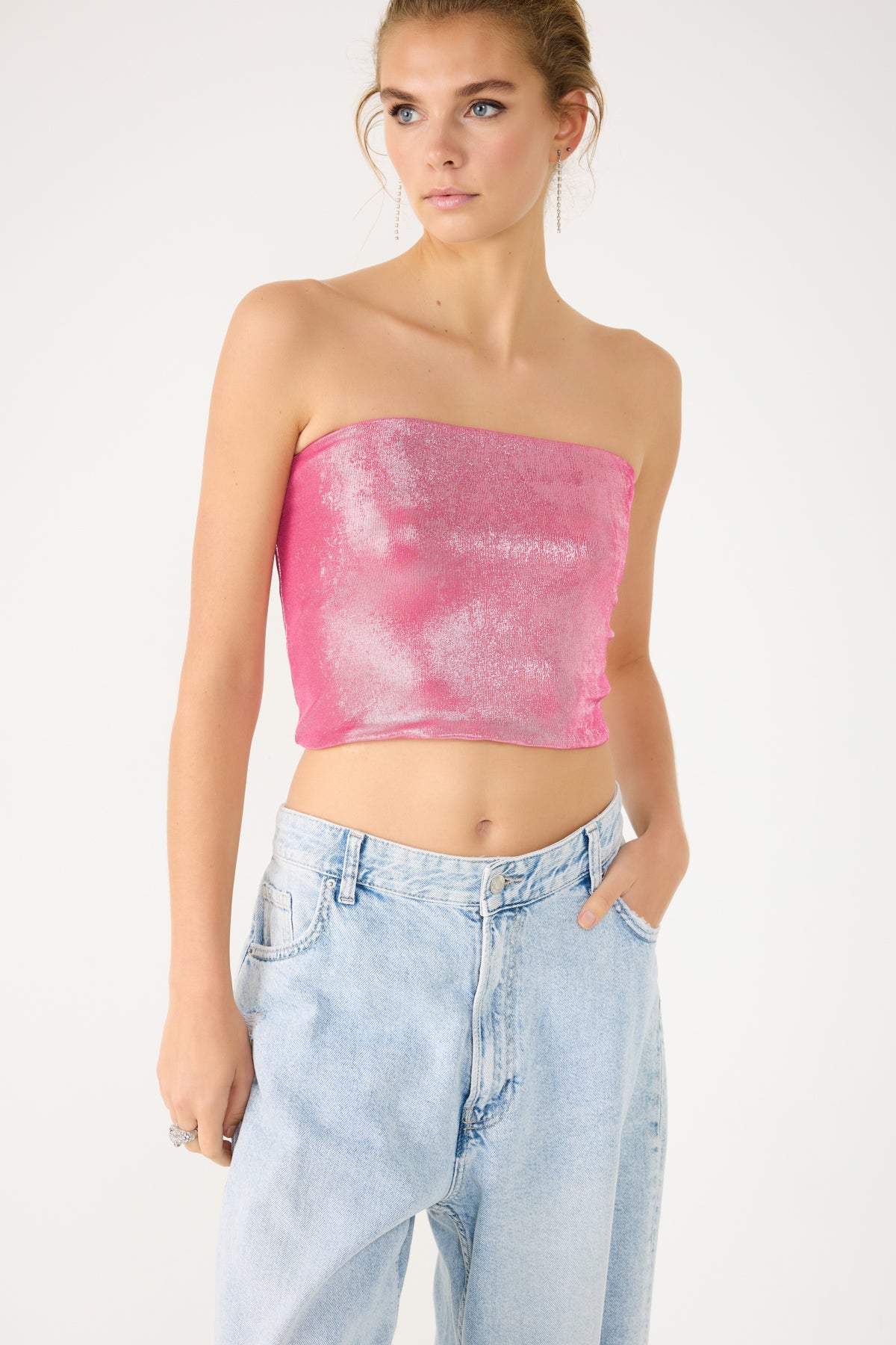 Glänzendes, trägerloses Crop-Top aus Stoff