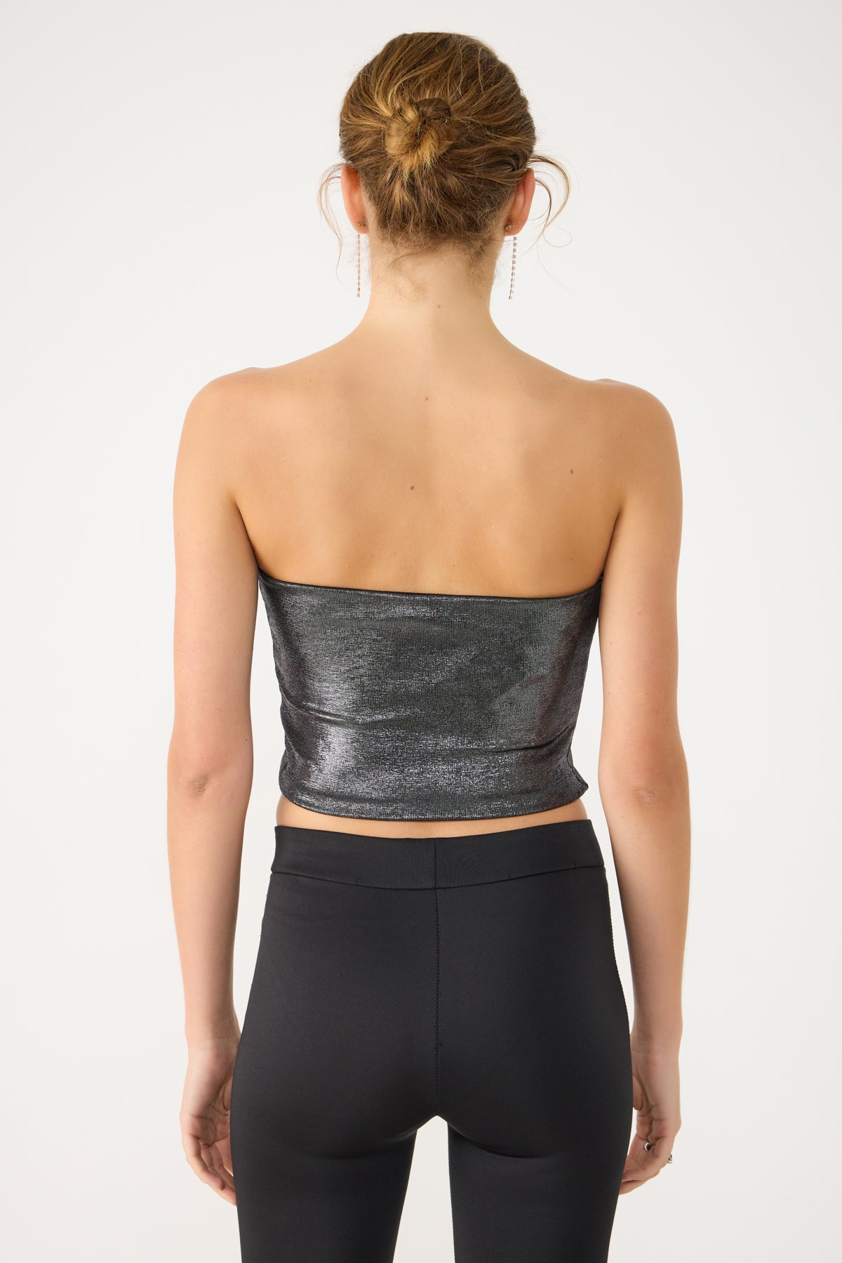 Glänzendes, trägerloses Crop-Top aus Stoff