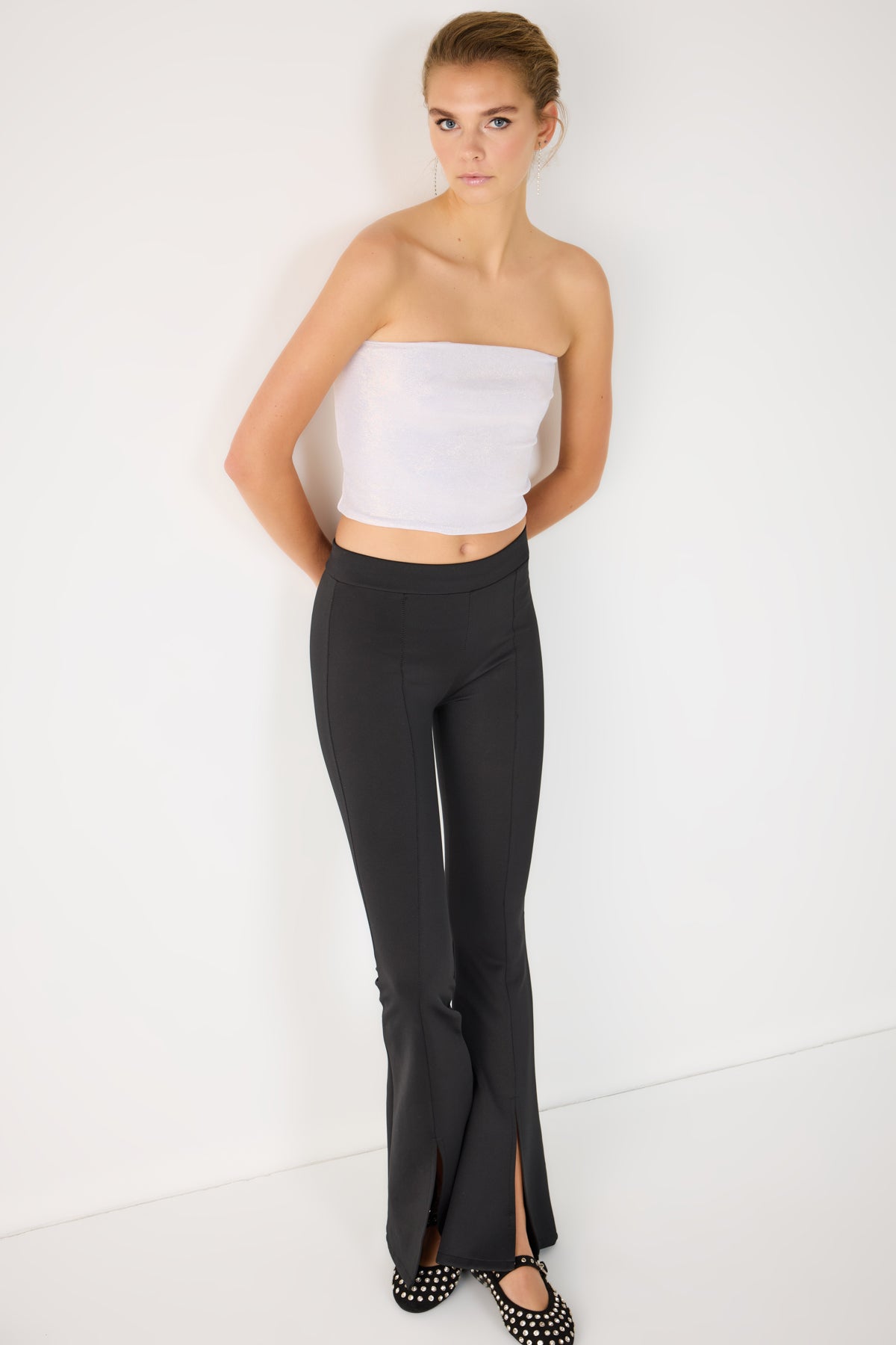 Glänzendes, trägerloses Crop-Top aus Stoff