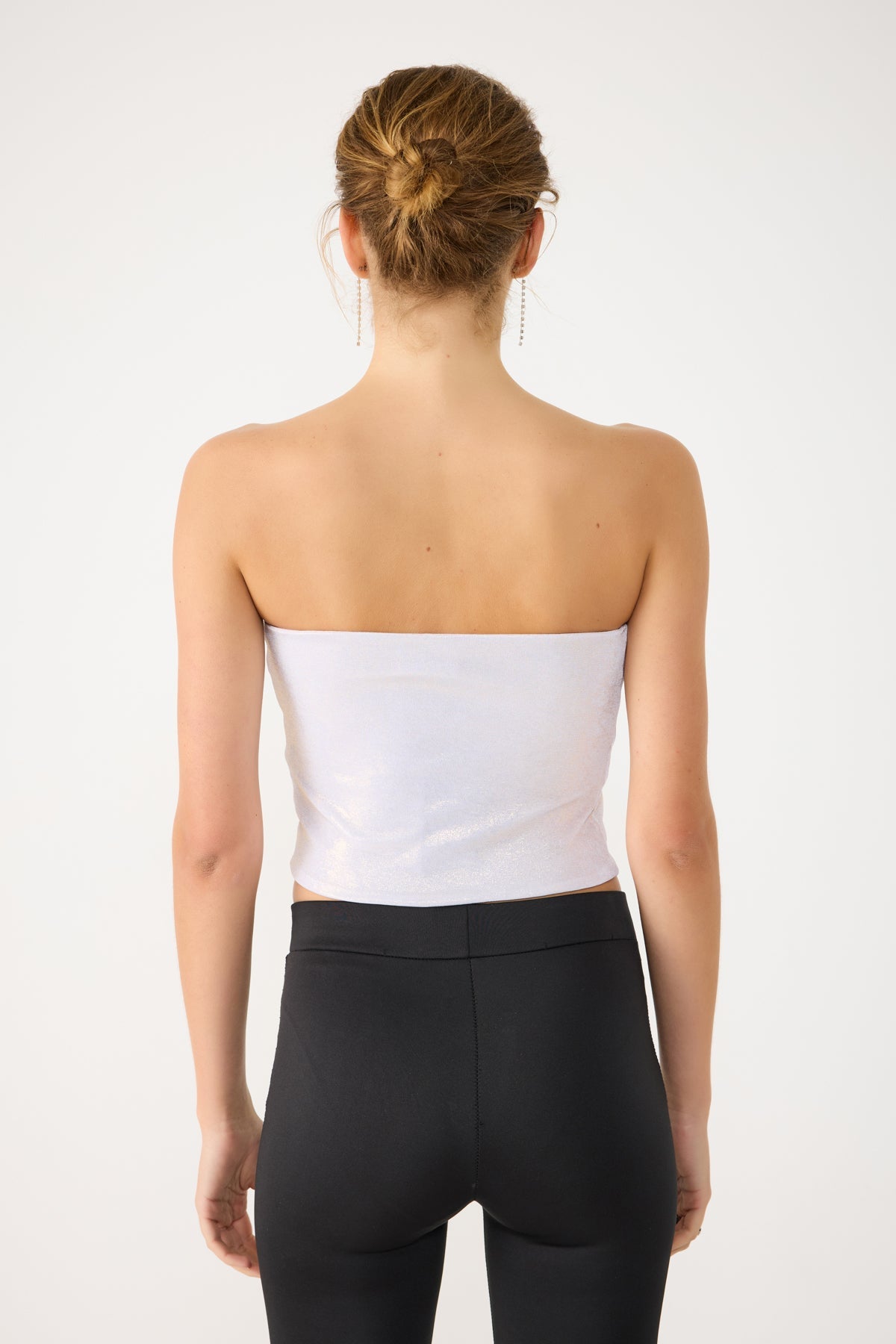 Glänzendes, trägerloses Crop-Top aus Stoff
