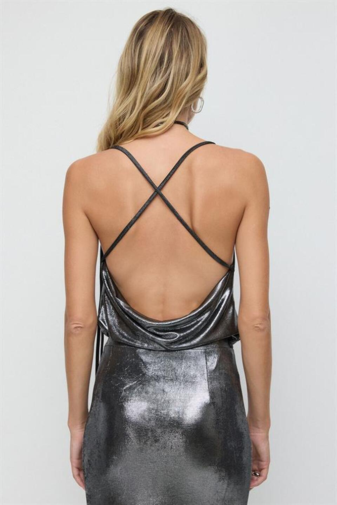 Bluse mit tiefem Ausschnitt und dünnen Trägern