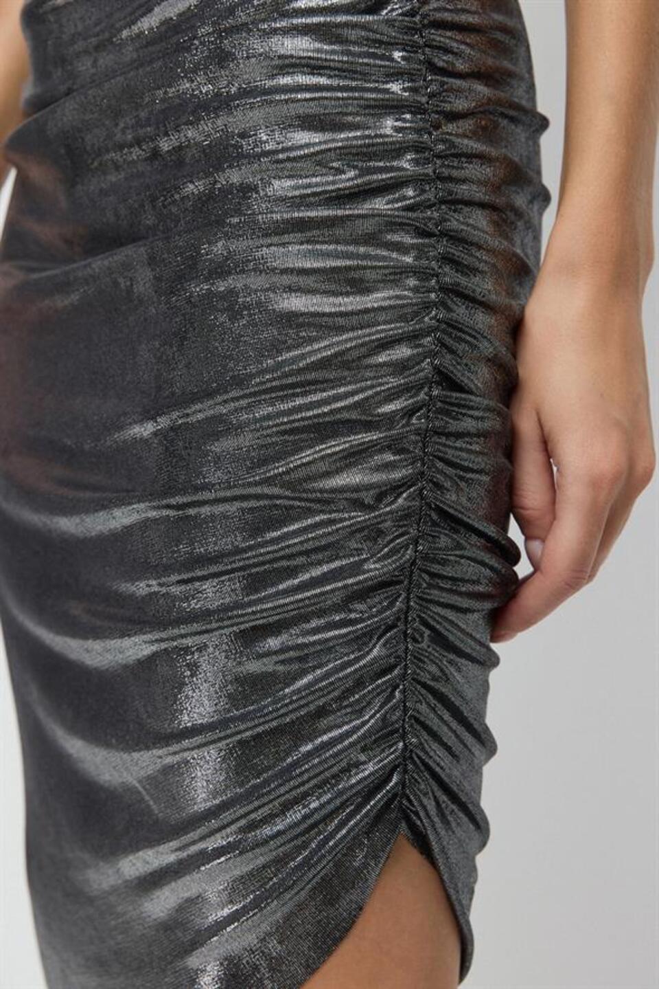 Asymmetrisches Kleid mit seitlicher Raffung aus glänzendem Stoff