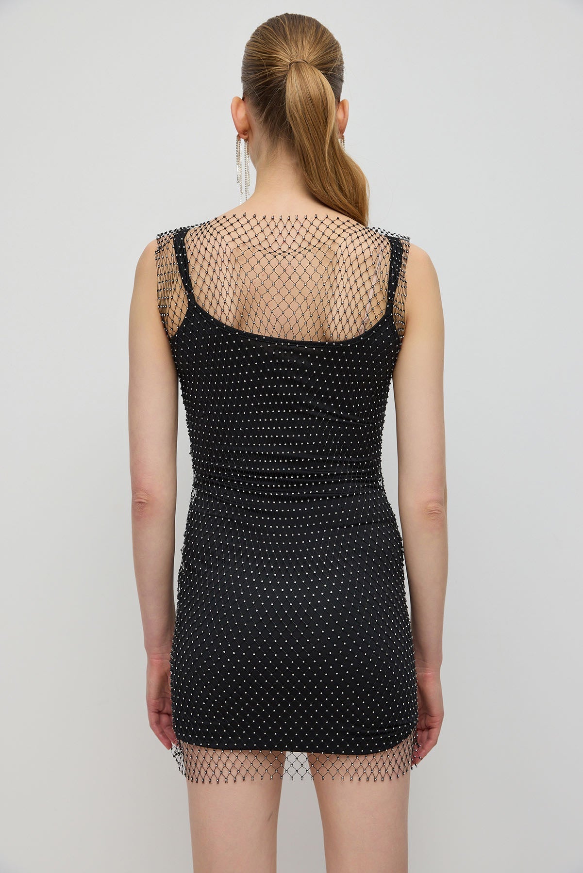 Glitzerndes, mit Steinen verziertes Minikleid aus Mesh