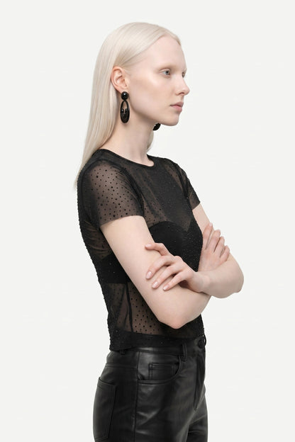 Glänzendes Top mit Steinverzierung