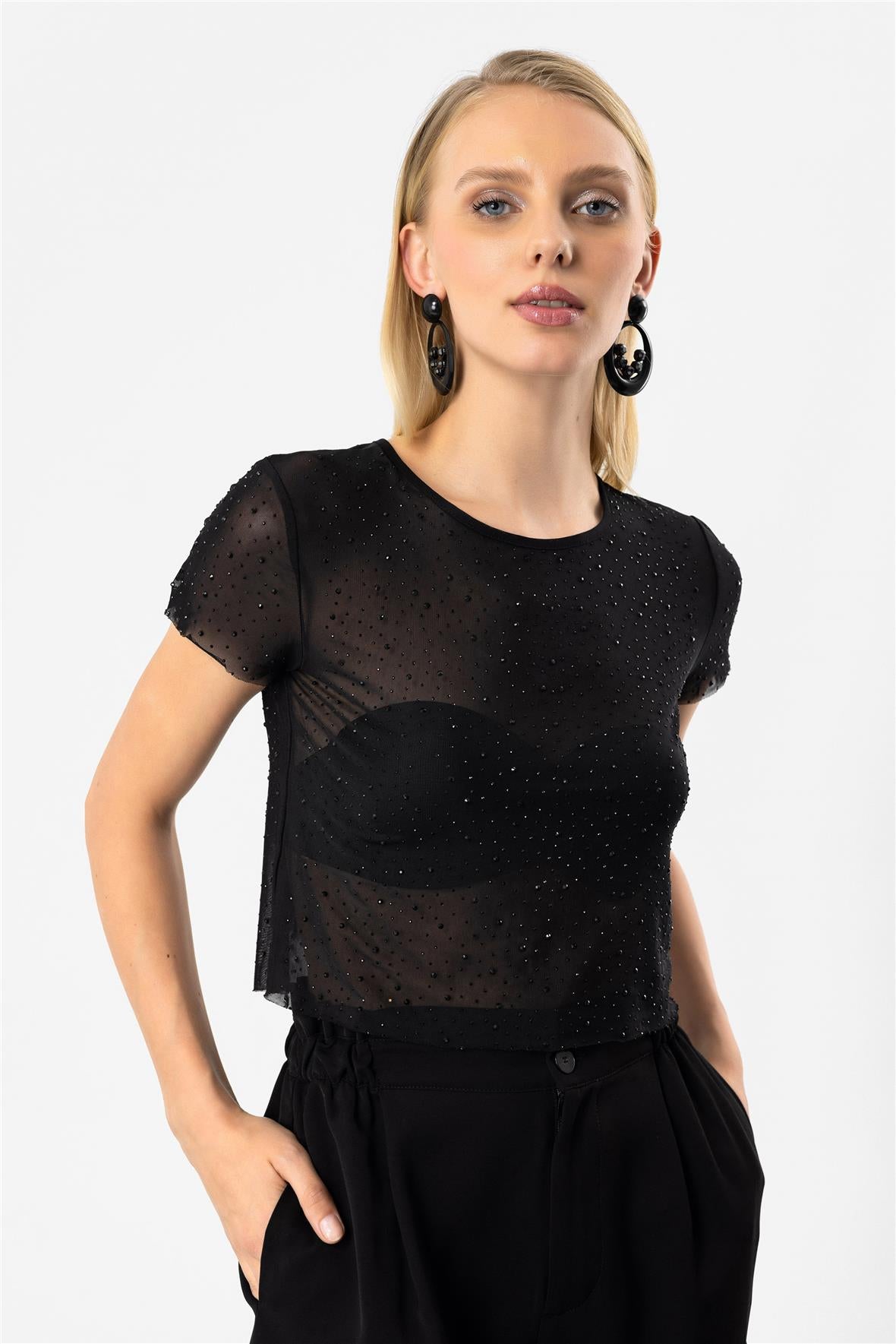 Ärmelloses T-Shirt mit Steinverzierungen