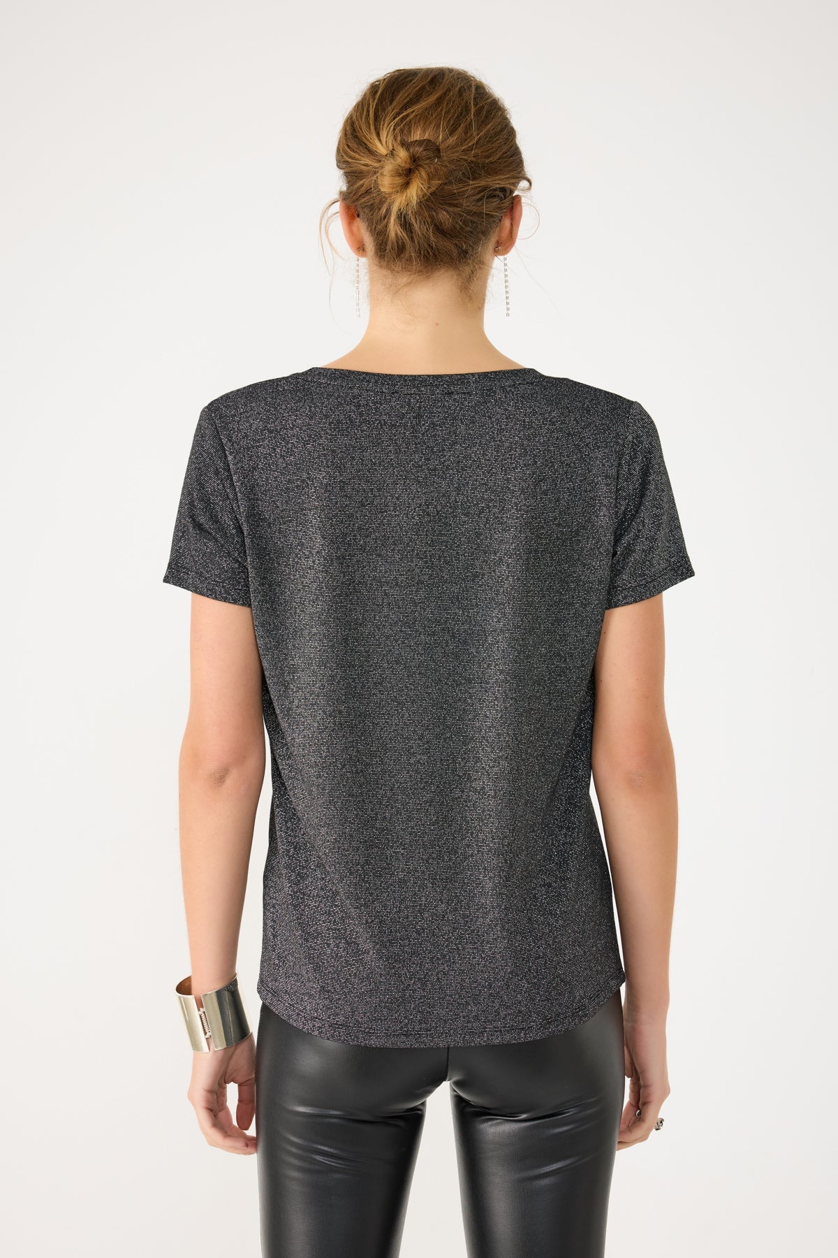 Glänzendes Basic-T-Shirt mit V-Ausschnitt