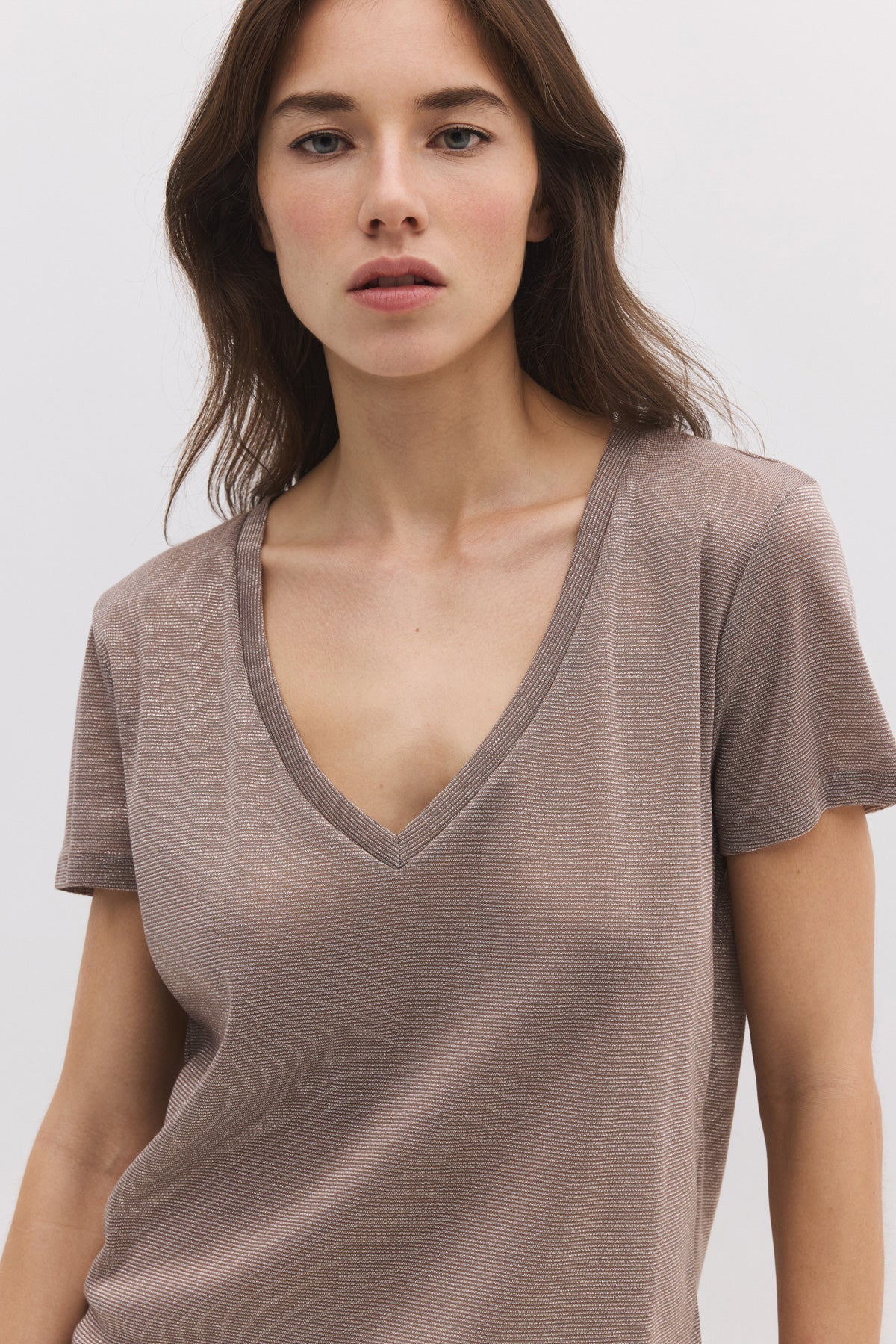Glänzendes Basic-T-Shirt mit V-Ausschnitt