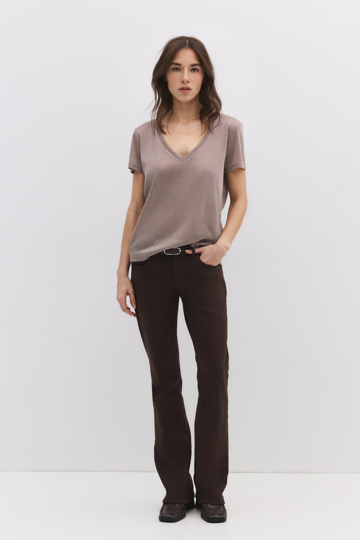 Glänzendes Basic-T-Shirt mit V-Ausschnitt