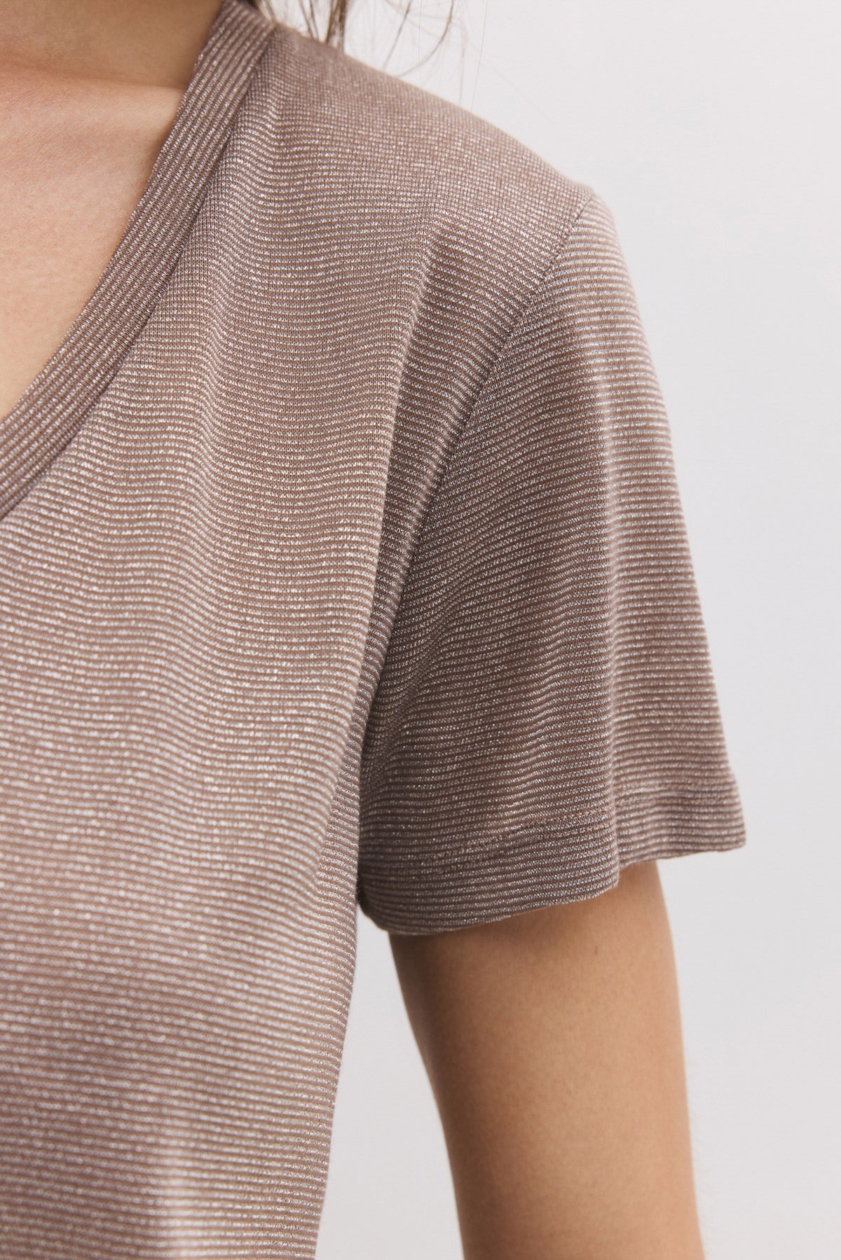 Glänzendes Basic-T-Shirt mit V-Ausschnitt