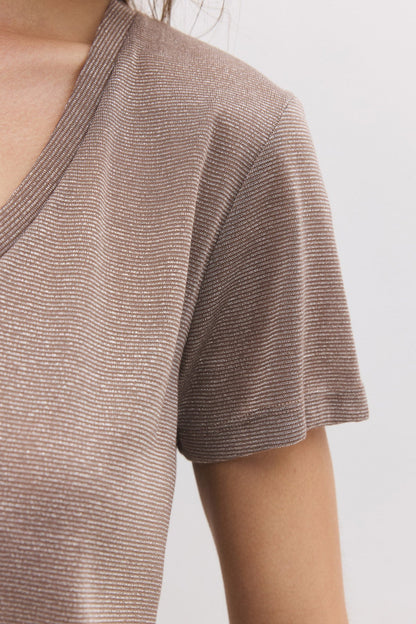 Glänzendes Basic-T-Shirt mit V-Ausschnitt