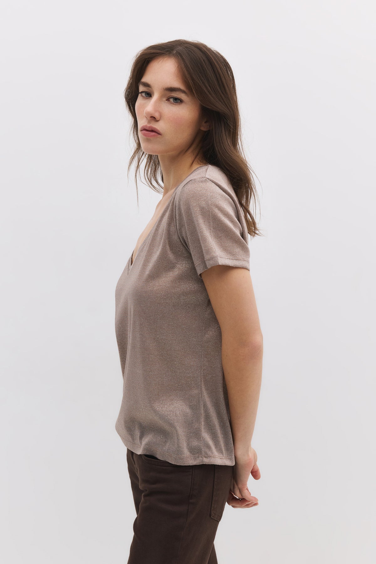 Glänzendes Basic-T-Shirt mit V-Ausschnitt