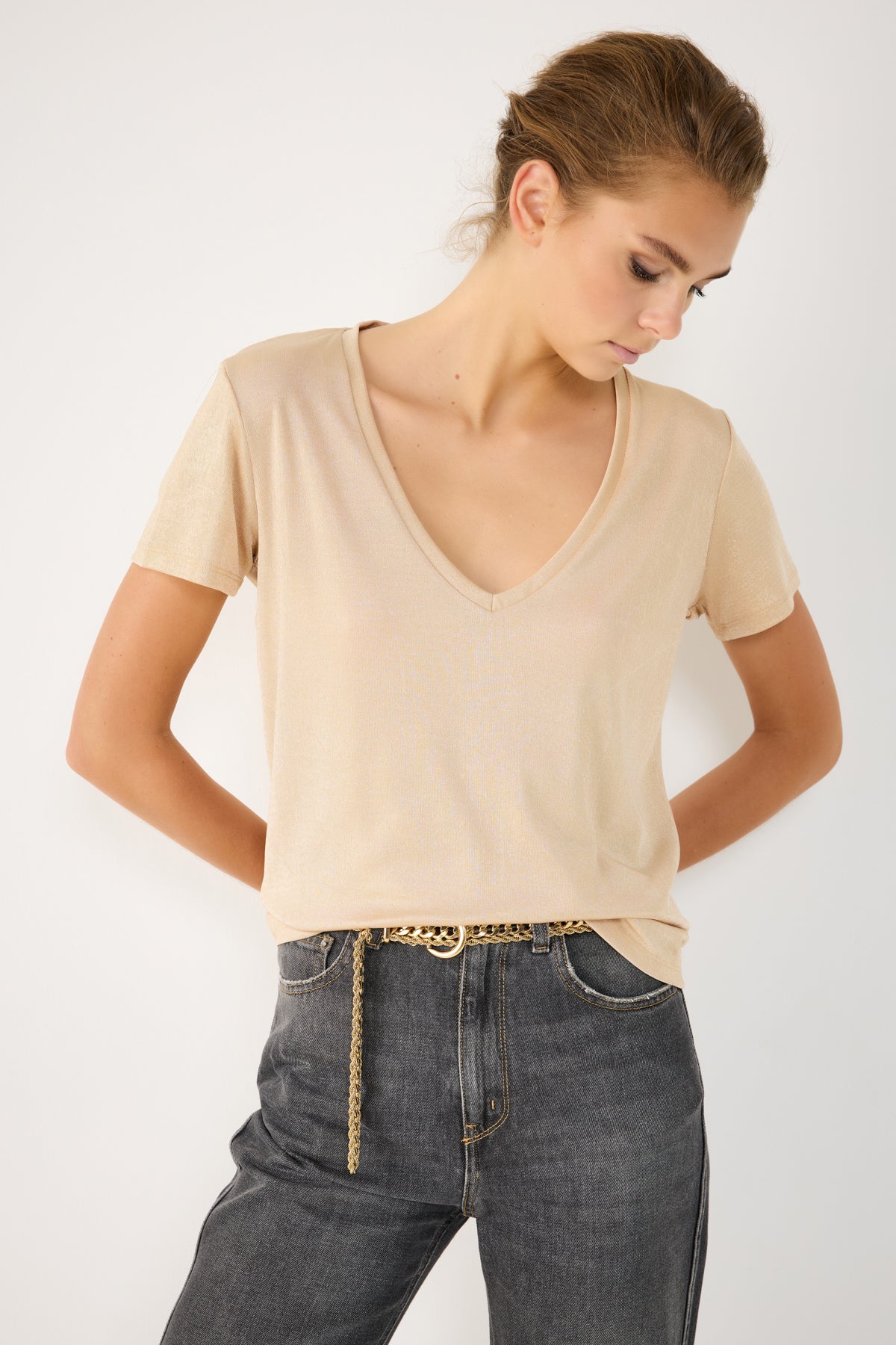 Glänzendes Basic-T-Shirt mit V-Ausschnitt
