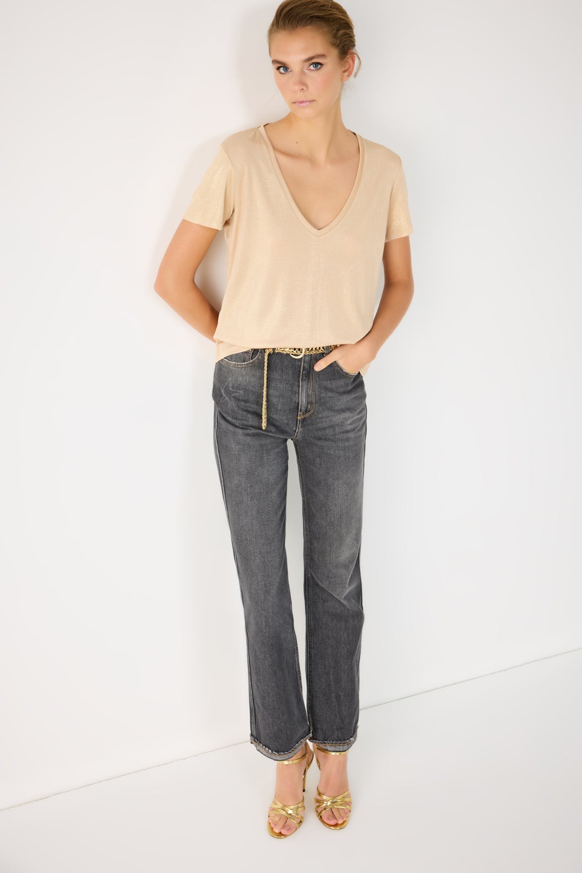 Glänzendes Basic-T-Shirt mit V-Ausschnitt