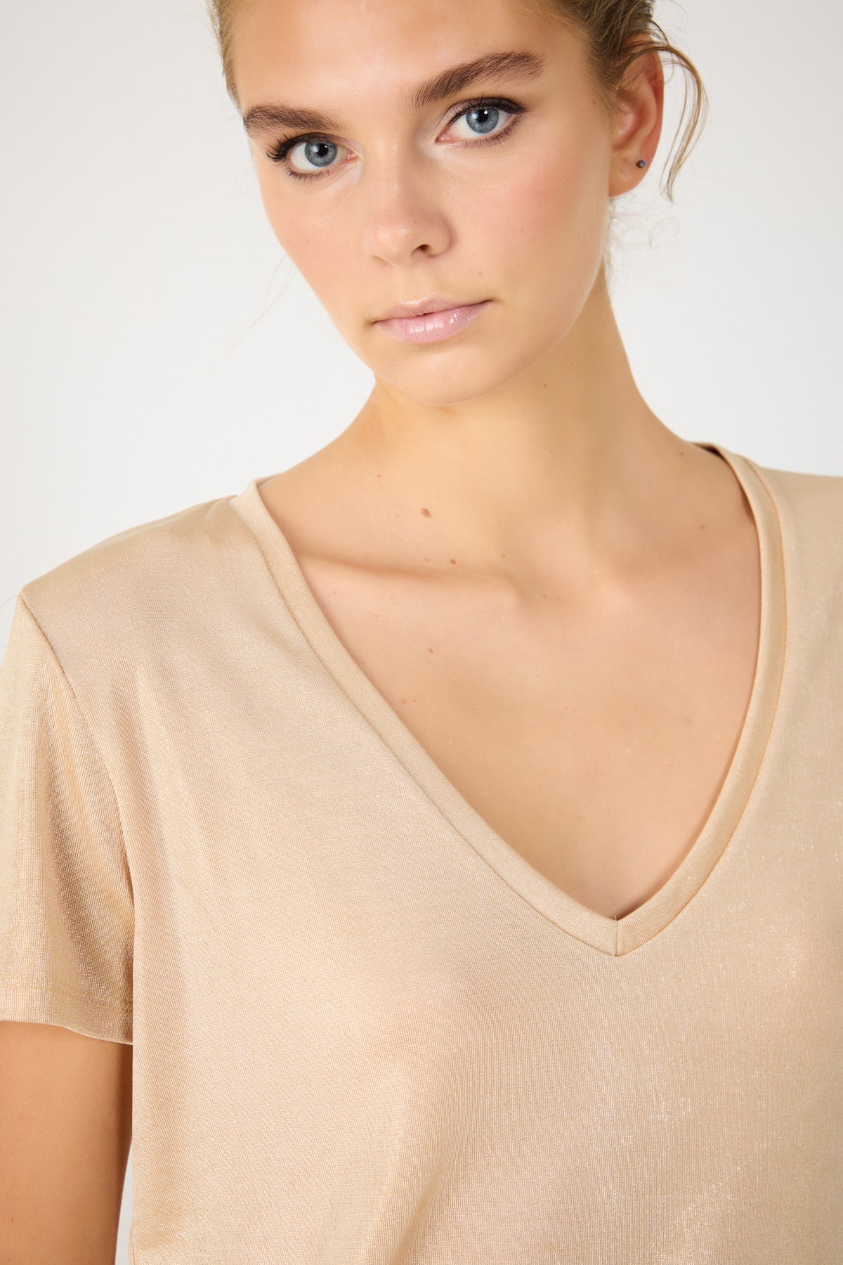 Glänzendes Basic-T-Shirt mit V-Ausschnitt