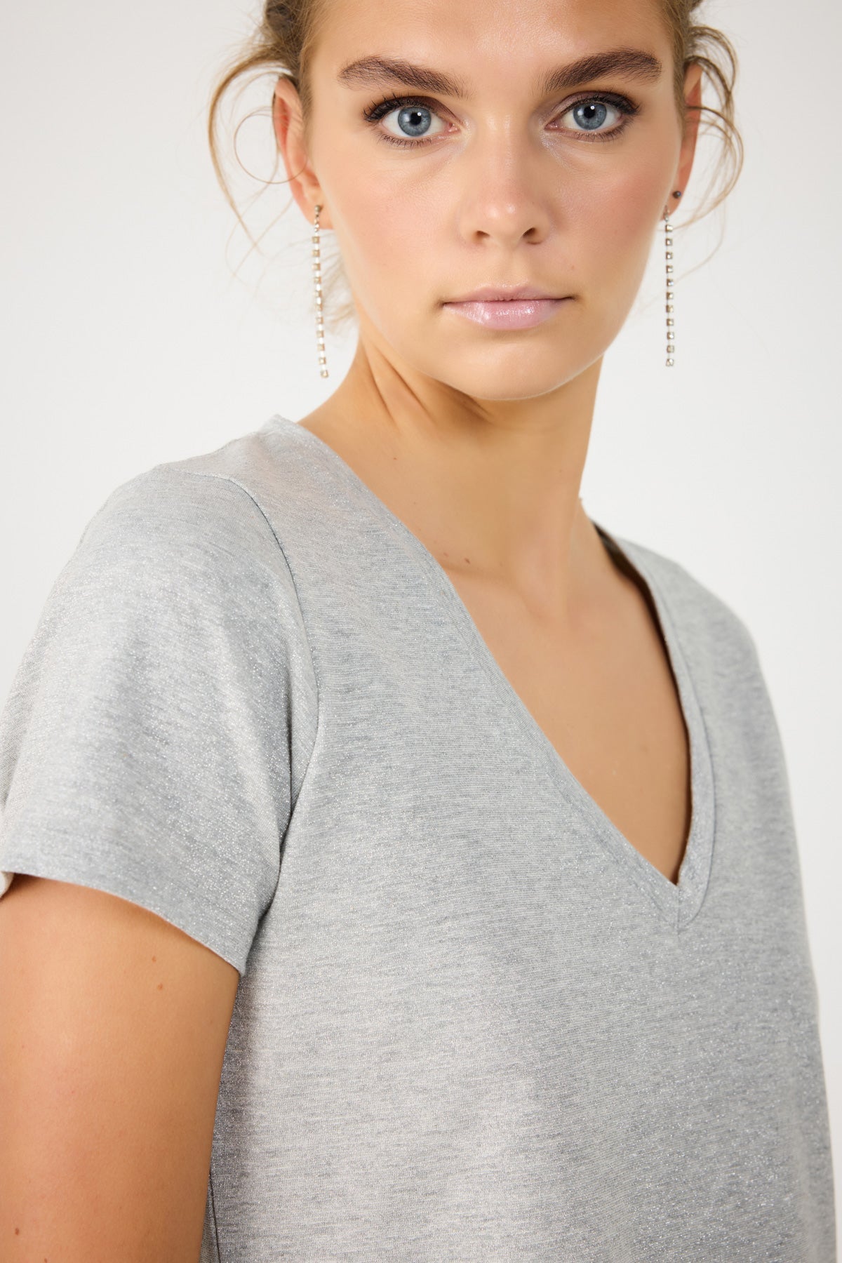 Glänzendes Basic-T-Shirt mit V-Ausschnitt