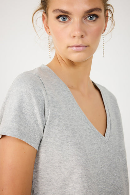 Glänzendes Basic-T-Shirt mit V-Ausschnitt