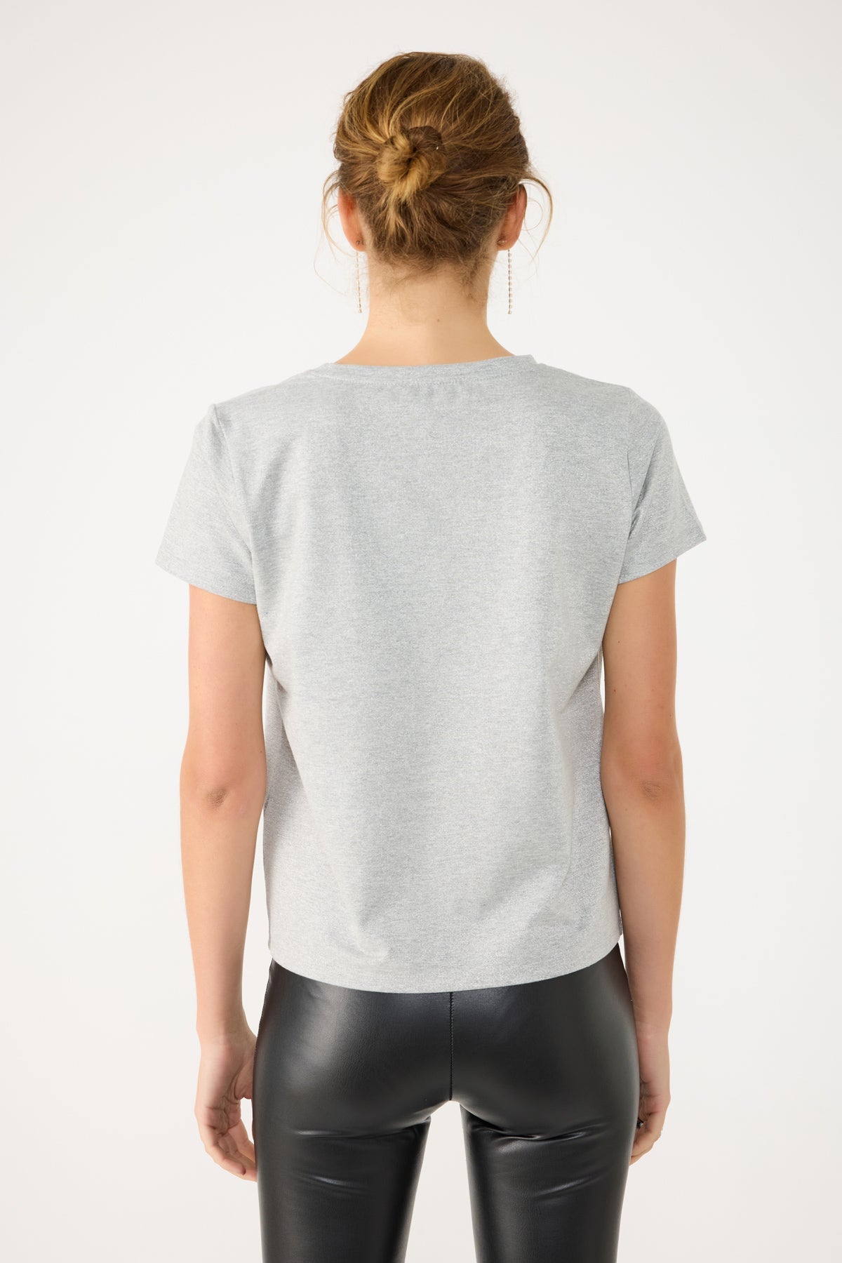 Glänzendes Basic-T-Shirt mit V-Ausschnitt