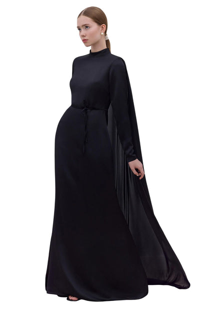 SCHWARZES ABENDKLEID MIT CAPE