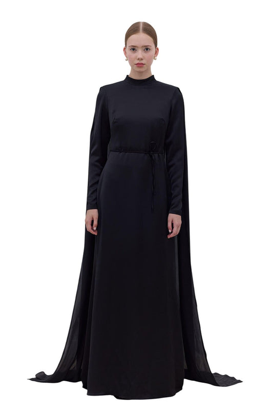 SCHWARZES ABENDKLEID MIT CAPE