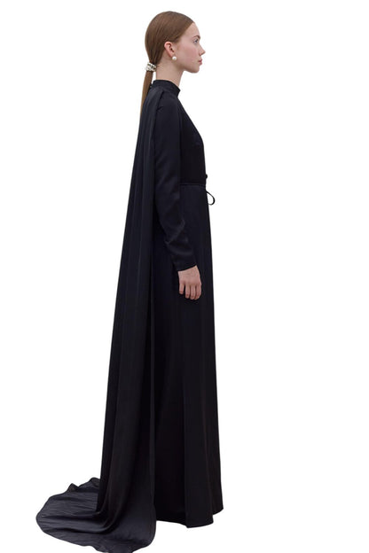 SCHWARZES ABENDKLEID MIT CAPE