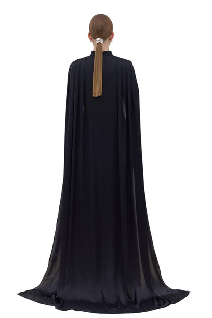 SCHWARZES ABENDKLEID MIT CAPE